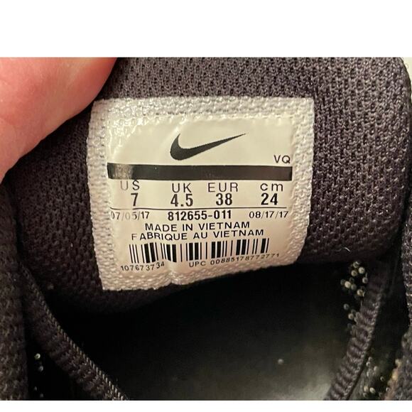 NIKE women’s size 7 running sneaker black white swoosh #812655-011 - Picture 7 of 9